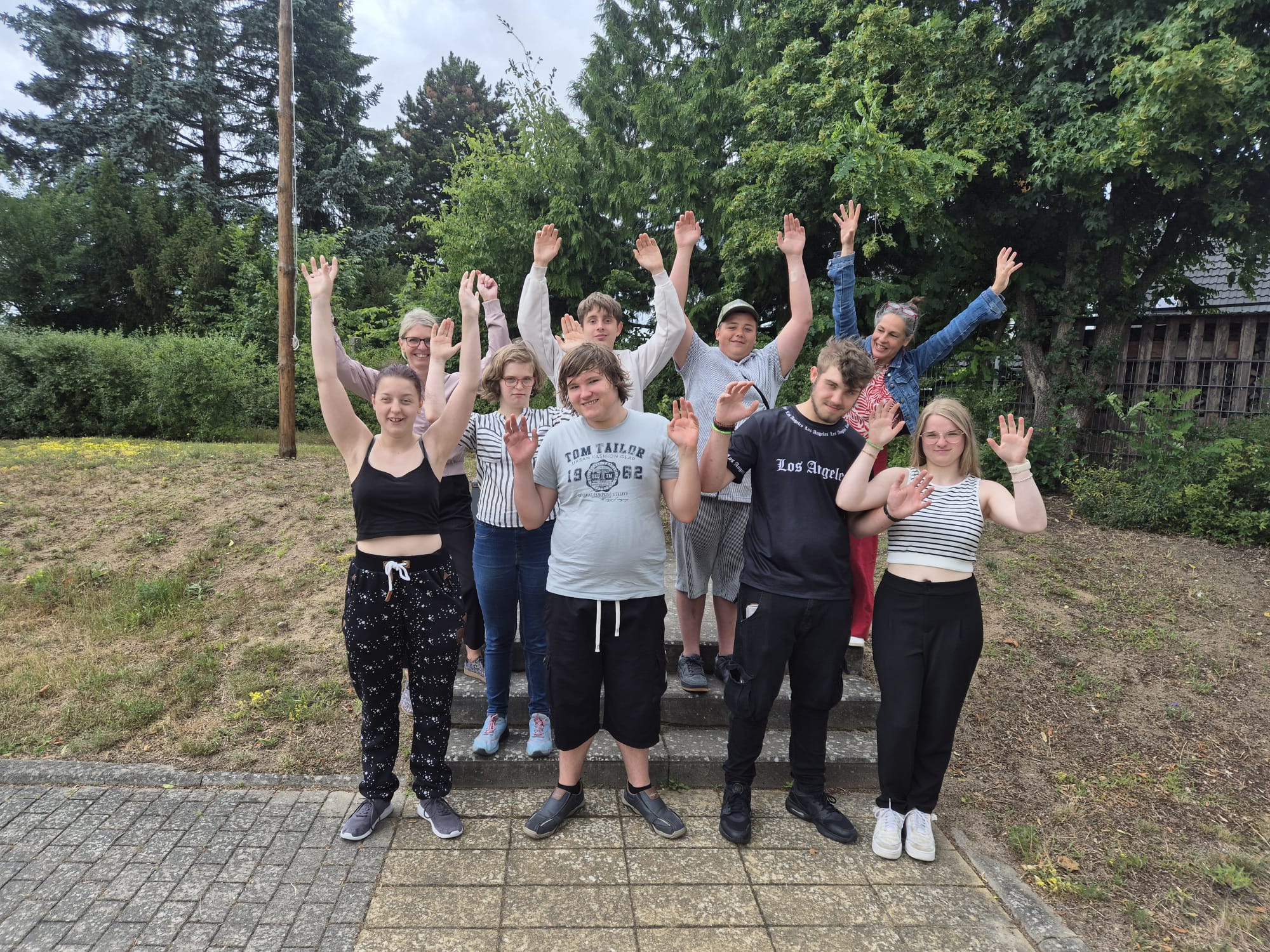 Die glückliche Gewinnerklasse, die Klasse Berufsbildungsstufe BBS 2 der Tom-Mutters-Schule in Neustrelitz, freut sich über den 1. Platz und 1.000 Euro.
